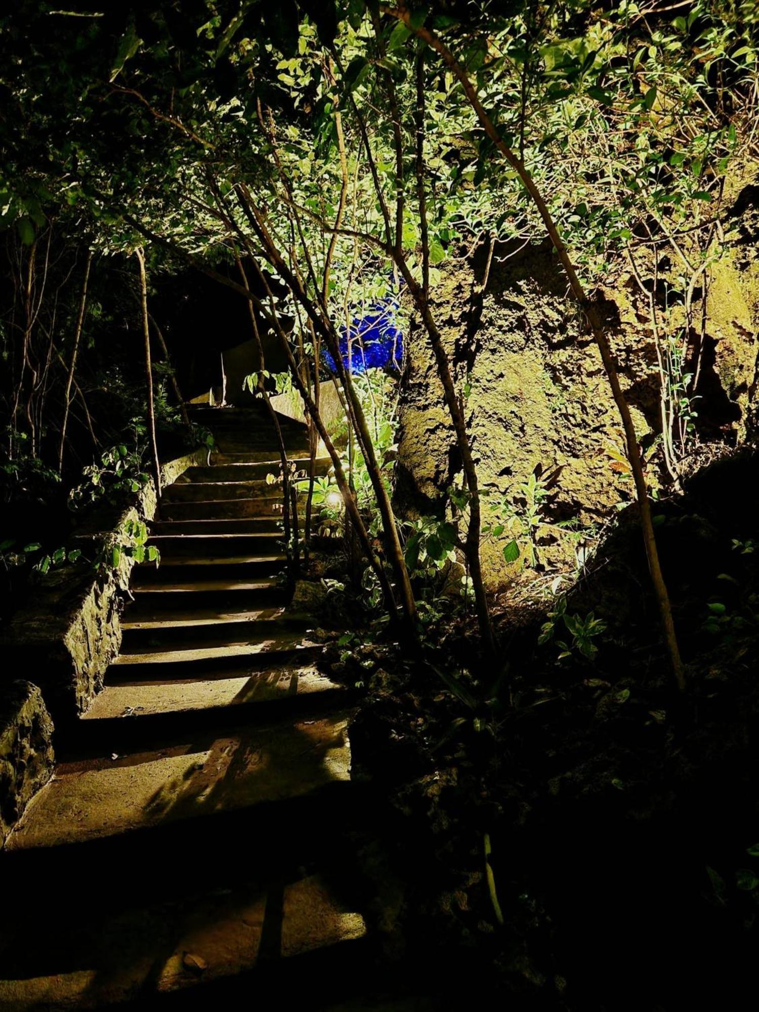Monkey Mountain * Mtende
